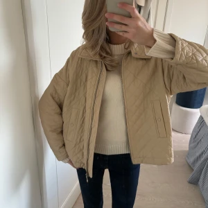 Beige quiltad jacka - Sjukt fin jacka från Massimo Dutti💕 Nypris 2500kr