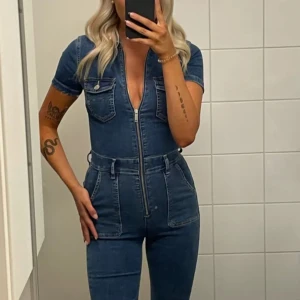 Jeans jumpsuit - Säljer denna fina denim jumpsuit då den inte längre kommer till användning. Säljs inte längre. Endast använd vid 2 tillfällen och i nyskick. Strl M men liten i storleken så passar den som har XS/S. (lånade bilder)