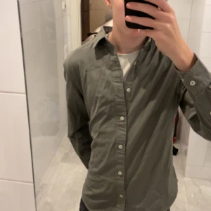 Grön skjorta  - Snygg skjorta från dressman i nytt skick
