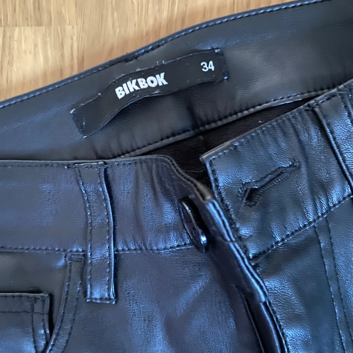 Svarta skinnbyxor från BikBok - 92