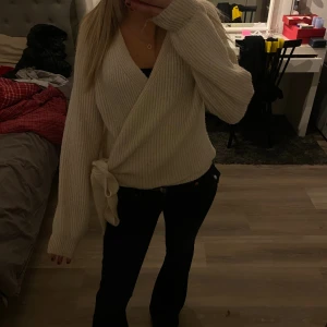 Knyt kofta - Säljer min knytkofta. Vädligt eftertraktad och slutsåld överallt. Köpt för 699. Säljer billigare vid snabbköp! 🥰