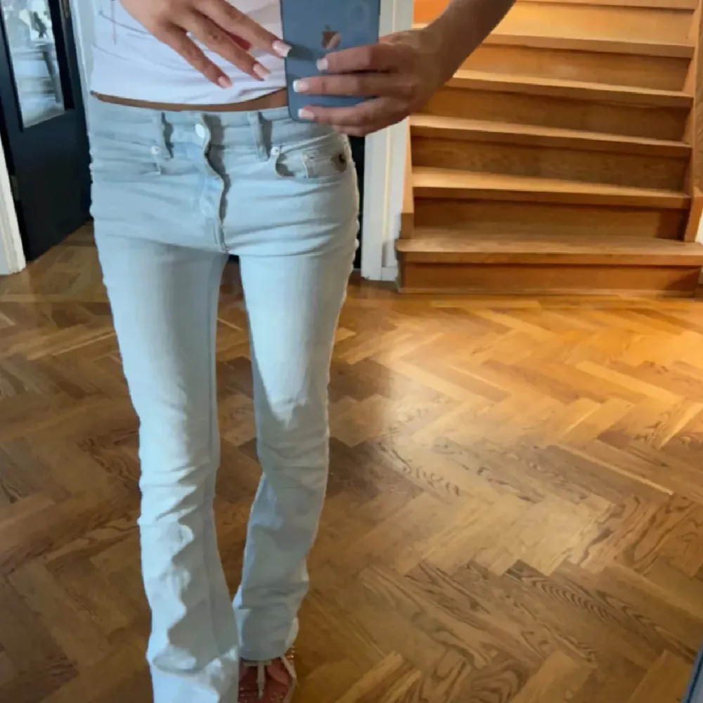 Säljer ett par snygga ljusblå jeans från Lois i modellen Melrose. Säljer då det är lite för korta på mig. Jag brukar annars ha storlek 36 i jeans, är 165 lång💕. Jeans & Byxor.