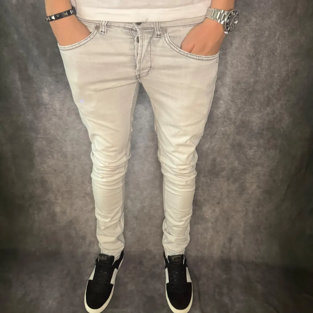 // Dondup George jeans | storlek w31, benlängd: 100cm, midjemått: 39cm | Nypris runt 4000 | Kontakta för fler frågor eller funderingar // Deluxecloset . Jeans & Byxor.