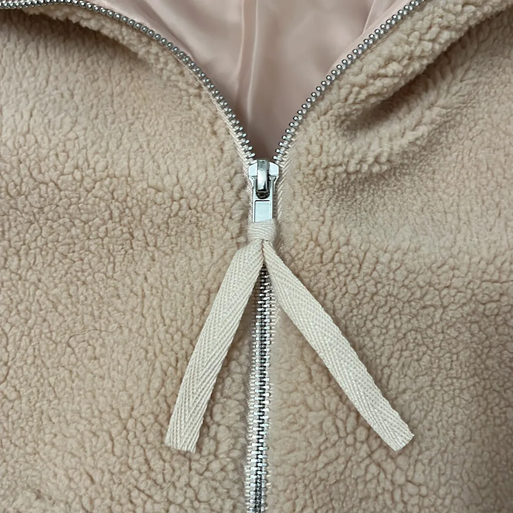 Mysig beige teddyjacka perfekt för höst och vinter🙌. Den har en dragkedja framtill och är långärmad. Insidan är fodrad med ett slätt material för extra komfort. Jackan är aldrig använd  och redo att hålla dig varm och stilren.🙏 hör av dig vid funderingar 🙌 mvh Arctic attire👋. Jackor.