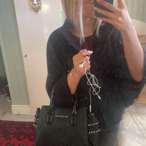 Svart handväska valentino by mario - Snygg svart handväska i skinn från Valentino by Mario Valentino. Köpt för kring 1000 lappen därav så kam priset inte diskuteras. Super snygg väska men den röda färgen innuti väskan har lossnat lite men inget som syns utan på.