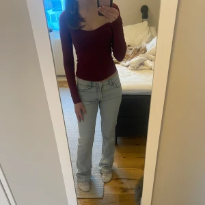 Ljusblå jeans med bootcut - Säljer ett par ljusblå jeans i bootcut från Zara. De är lågmidjade och jag är ca 163cm💗Bara testade💗