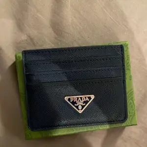 Prada cardholder, inte använd särskilt mycket.