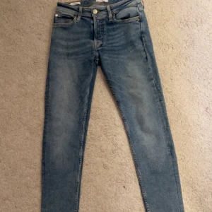 Jack & Jones Jeans - Säljer ännu ett par slim fit jack & jones jeans då de är för små, köpte dessa online men de passade inte så får tyvärr sälja vidare de! W29 L30, kan tyvärr inte visa hur de sitter på mig då de är för små
