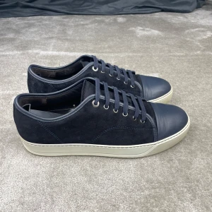 Lanvin Captoe - Lanvin Captoe | Skick: 8/10, några mindre deffekter se bild 3,4,5 | Storlek:  UK 9 | Pris: 2199kr | Tillbehör: Inget | Fler frågor? Hör av dig isåfall!