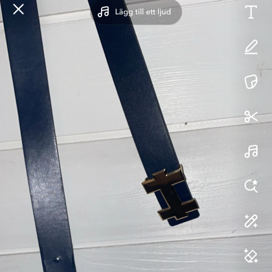 Blått bälte med metallspänne