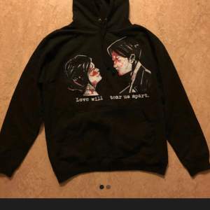 En my chemical romance hoodie i storlek M. Endast testad en gång