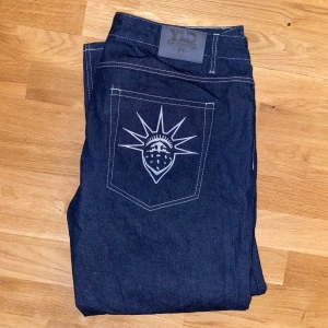 Baggy yld jeans - Asfeta yld jeans med baggy passform, dom är knappt använda och bra kvalite 😜😇 storlek w40 så fett baggy 🥰skriv vid fler frågor, pris går alltid att diskutera så kom med förslag ❤️