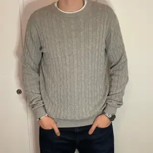 Säljer nu denna snygga Crewneck från Uniqlo i storlek XL. Cable knitted, är i perfekt skick och i färgen grå. Nypris 650, mitt pris 195