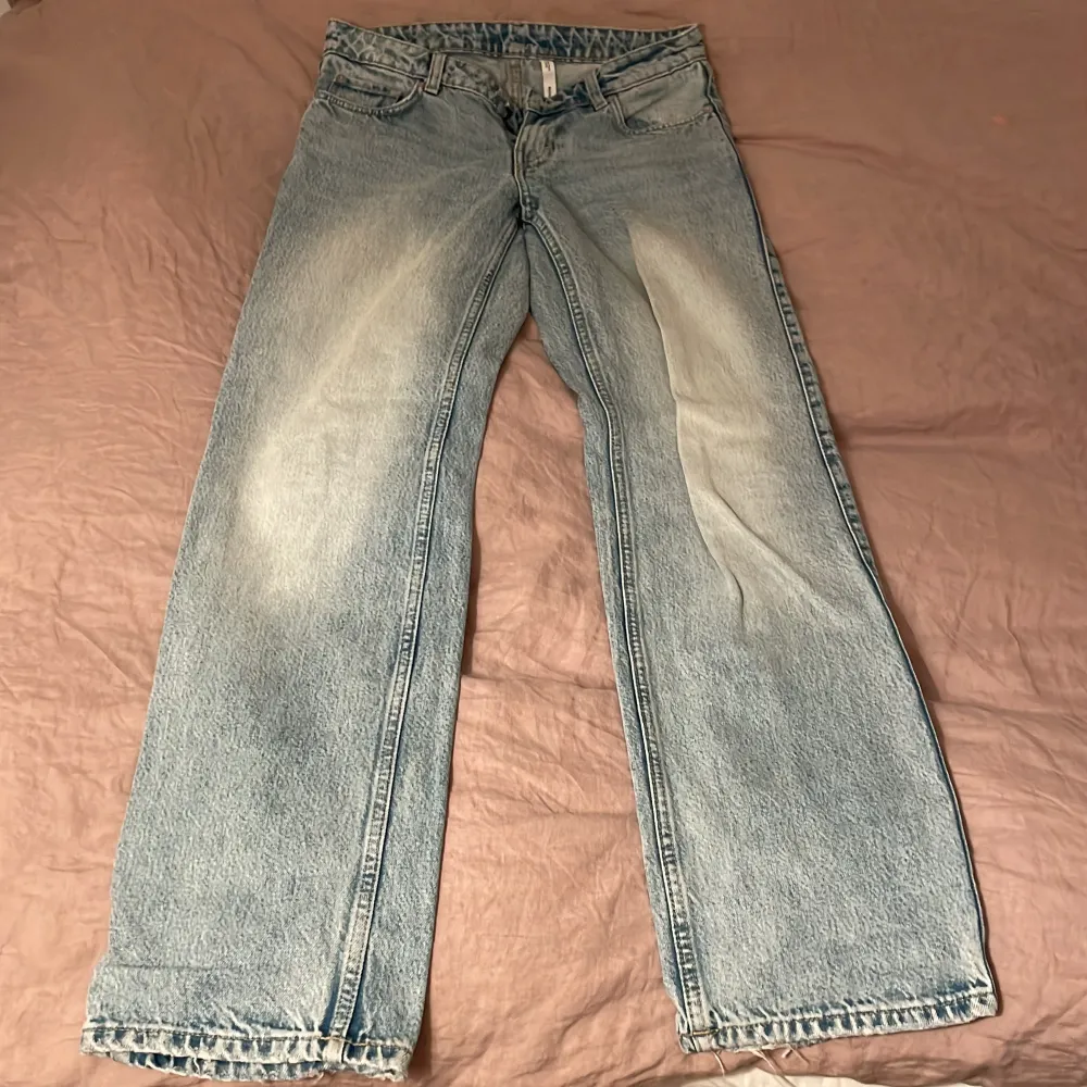 Säljer ett par ljusblå jeans från Weekday i modellen Arrow. De har en straight passform och är tillverkade i Bangladesh. Perfekta för en avslappnad stil med en vintagekänsla. De är i bra skick och redo för nya äventyr!. Jeans & Byxor.