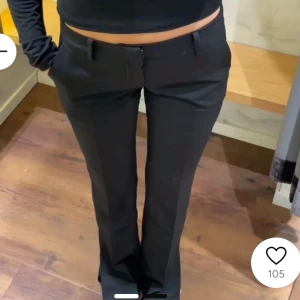 Svarta kostymbyxor - Snygga svarta kostymbyxor i mycket bra skick. De har en klassisk straight passform och är perfekta för både jobb och fest. Byxorna har en låg midja och stängs med dragkedja och knappar. Perfekt för höst och vinter!