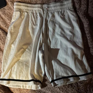 Basket shorts - Basket shorts från new yorker i storlek L. Knappt använda.