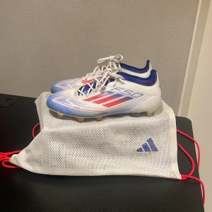 Adidas F50 Elite FG - Säljer dessa F50 från adidas! Dem är köpta från unisport och inte så använda! Nypris 2249, Mitt pris 1599. Skorna är i storlek 40:)