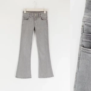 Grå bootcut jeans - Jeans från Young Gina. Helt slutsålda! Stl 164 och nyskick