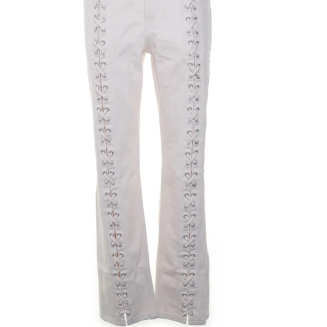 Vita byxor med snörning