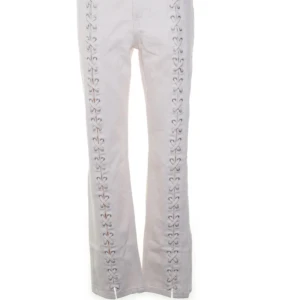 Vita byxor med snörning - Säljer ett par coola vita byxor med snygg snörning längs benen. De är i bra skick  🤍Storlek M/38 men skulle säga att de passar S också❣️