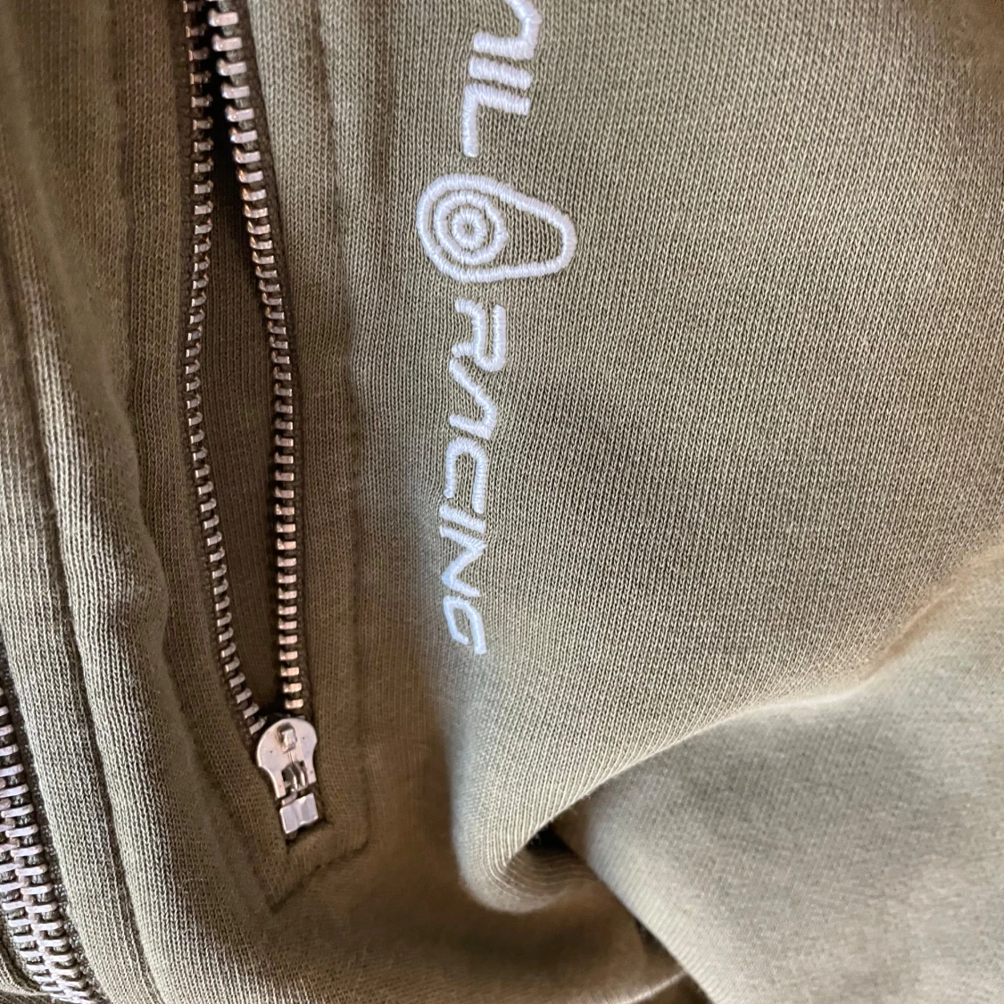 Olivgrön hoodie från Sail Racing - 91