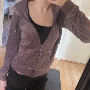 Lila velour hoodie - Säljer en lila velour hoodie med dragkedja framtill. Den har en lättare passform, lite tunnare och passar till det mesta. Är åt det äldre hållet så den är inte ny men den är i bra skick 🤍🤍