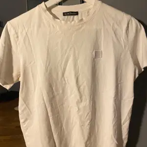 T-shirt ifrån acne studios, hål på framsidan därav priset. Storlek xxs men passar xs/s