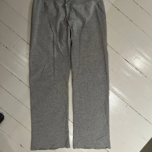 Mjukisbyxor / sweatpants  - Supersköna mjukisbyxor från Brandy Melville. Avklippt fåll, 103 cm långa i yttersöm 🩶