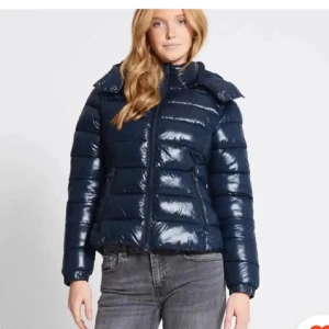 Mörkblå pufferjacka - Säljer min helt nya lager jacka! Använd några gånger men faller mig inte riktigt i smaken. Pris går att diskuteras