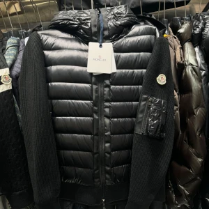 Svart och grön jacka från Moncler - Moncler Cardigan har alla storlekar helt färsk från the Wear House. Skriv till mig skicka inget bud. Finns på Moncler hemsida kolla upp den. Skriv eran längd å vikt bara så vet jag vilken Size ni ska ha 