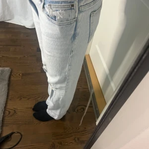 Ljusa jeans från Kids Only - Säljer ett par ljusa jeans från Kids Only i storlek 158. De har en snygg slitning på båda benen och är i bra skick. Knappt använda och säljer för de är för korta. Skriv för frågor.
