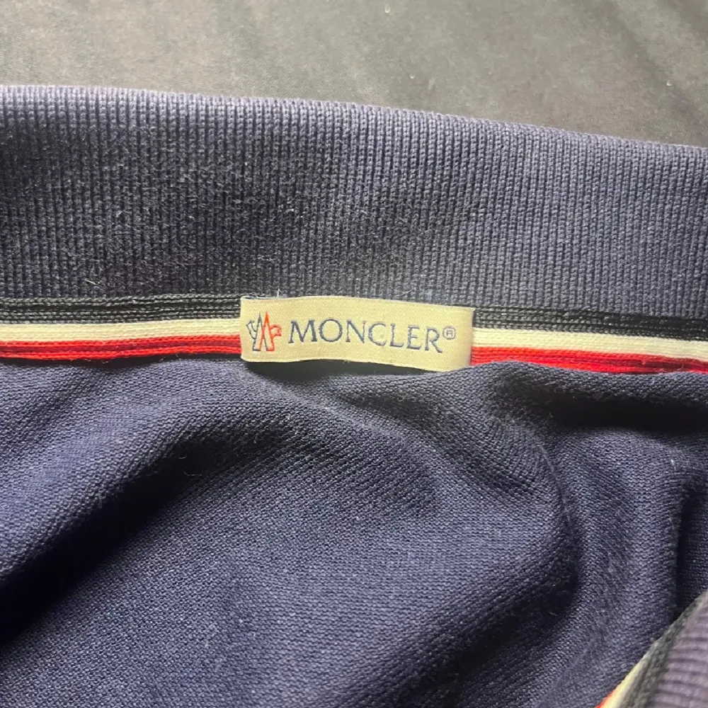 Säljer en marinblå Moncler Maglia polo manica corta piké i storlek S. Säljes i befintligt skick! Nypris 3500kr mitt pris 599. Skjortor.