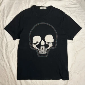 Undercover SS08 ghost skull tshirt - extremt bra skick, inga konstigheter. från 2008 gjort i japan. size 2. sitter som en M/L beroende på önskad passform. kom privat vid frågor. tar emot byten-skicka mig ett offer 