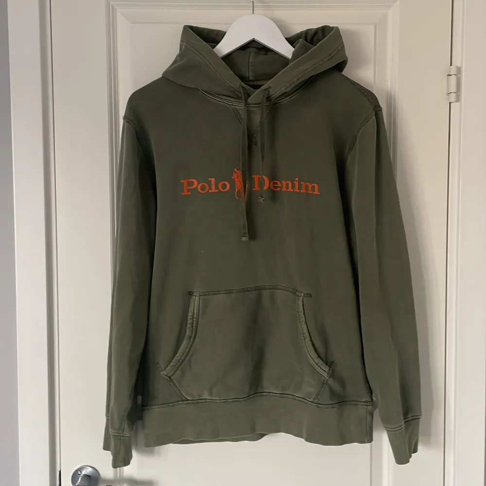 Säljer en snygg helt ny olivgrön hoodie från Polo Denim & Supply by Ralph Lauren. Den är i nyskick endast använd fåtal gånger, passar dig som är ca 180 cm. Nypris ca 2500, mitt pris 1349! Hör av er vid frågor!. Tröjor & Koftor.