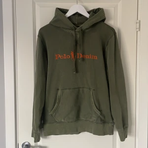 Olivgrön hoodie från Polo Ralph Lauren - Säljer en snygg helt ny olivgrön hoodie från Polo Denim & Supply by Ralph Lauren. Den är i nyskick endast använd fåtal gånger, passar dig som är ca 180 cm. Nypris ca 2500, mitt pris endast 650! Hör av er vid frågor!