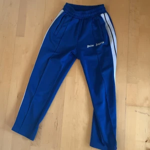 Palm Angels Byxor  - Säljer mina blåa palm angels byxor pga den är för liten. Passar om man är ca 160/170cm. Skick 8/10 har använt typ 10gg! Riktigt snygga o fräscha💯