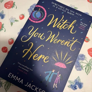Witch You Weren't Here - En magisk roman där allt du behöver är lite magi. Boken handlar om en häxa som försöker navigera i en värld full av utmaningar och oväntade vändningar. Perfekt för dig som älskar romantik och mystik.