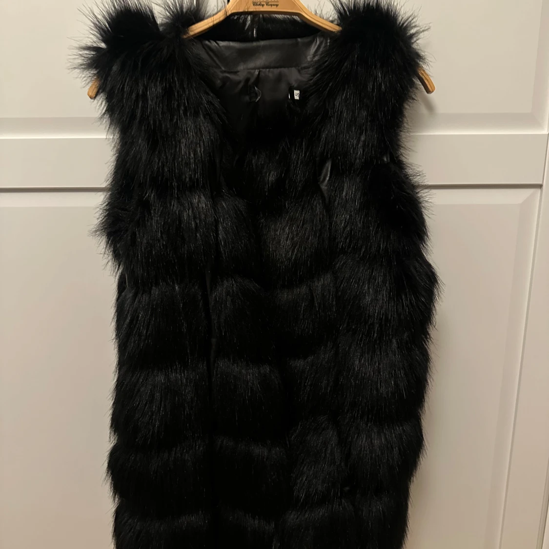 Svart pälsväst