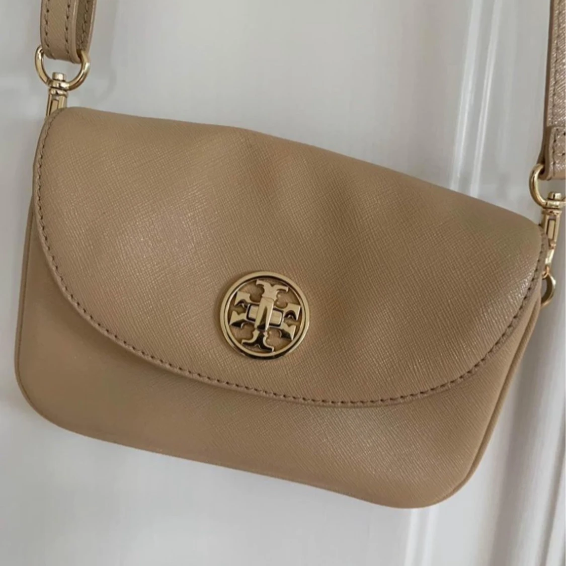 Beige axelväska med gulddetaljer