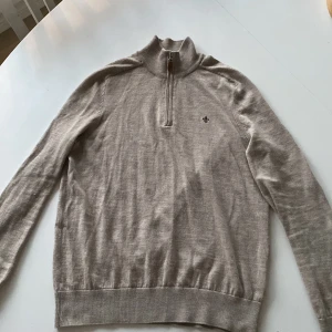 Stickad Morris  - Säljer en Morris tröja då den är för liten. Bra passform, bra skick, inte använd allt för mycket men ett bra köp  Nypris: 1800kr