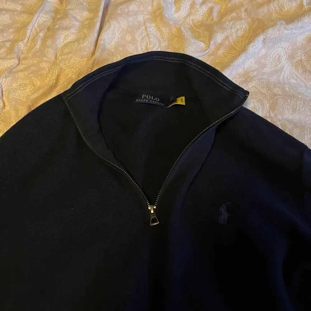 Säljer en stilren svart tröja från Polo Ralph Lauren i storlek S som aldrig kommit till användning. Köptes för 2200kr på pondus och använts 2 gånger. Skriv för fler bilder 😄. Neuletakit & Villapaidat.