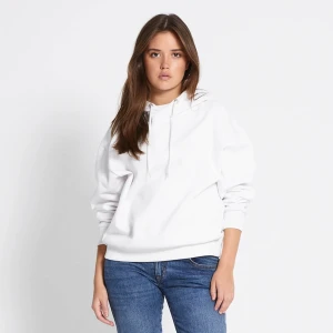 Vit hoodie  - Säljer en supermjuk och bekväm vit hoodie i. Passar till allt och är ett måste i garderoben! 💕