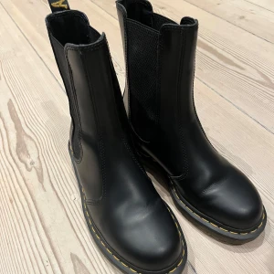 Doctor Martin  - Helt nya Doctor Martin skor med gul söm, ovanliga, 1000 kr