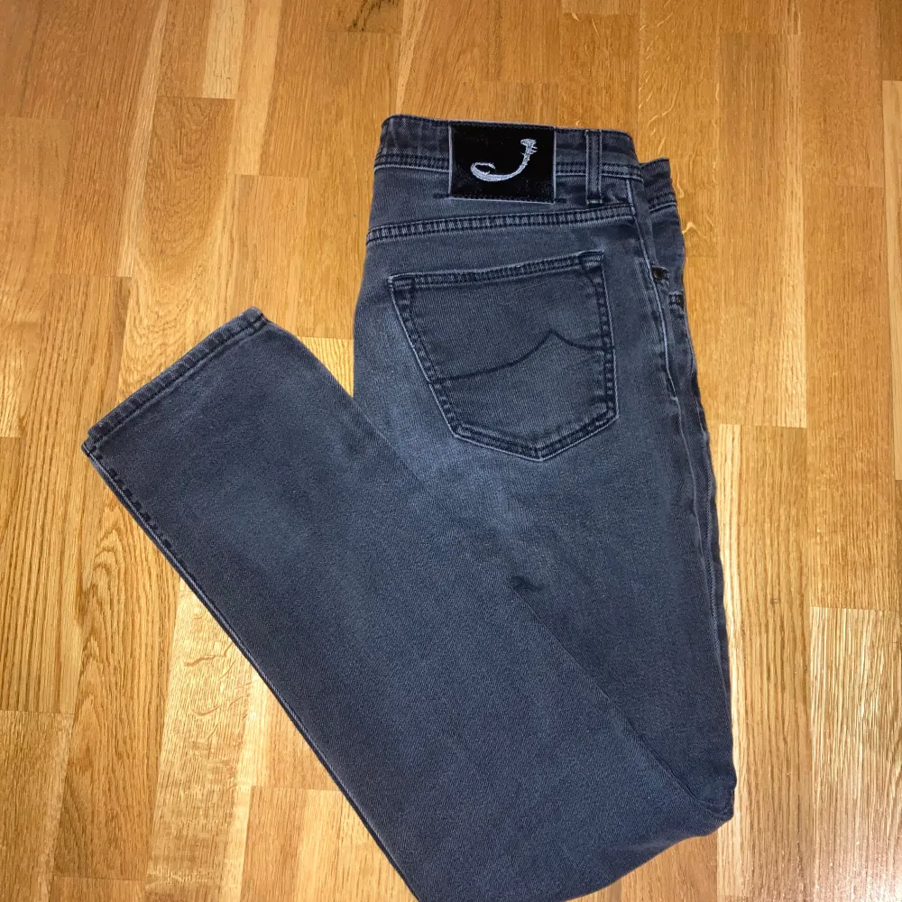 Grå/Svarta Jacob Cohën jeans i storlek 35. Mycket bra skick. Skicka meddelande om flera bilder önskas. Priset är diskuterbart. Jeans & Byxor.