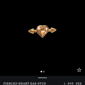 Maria Nilsdotter örhänge - Säljer detta superfina örhänge från Maria Nilsdotter💞 Superfint skick och boxen ingår!! Superbra pris, passa på nu inför julen!!