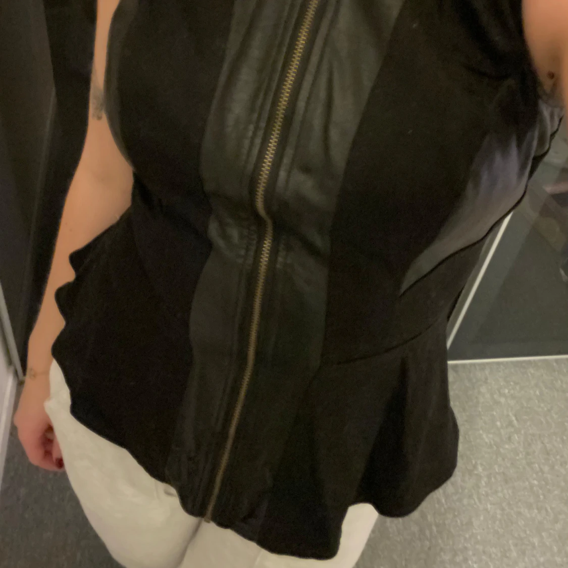 Svart korsett med dragkedja - 90