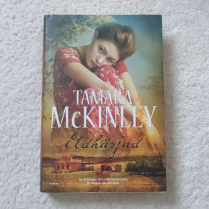 Eldhärjad - Boken 'Eldhärjad' av Tamara McKinley utspelar sig i Australien efter andra världskriget. Den handlar om livet i Morgans Reach där invånarna försöker återgå till det normala. Huvudpersonen, sjuksköterskan Rebecca, återvänder efter kriget och ställs inför nya utmaningar. En dramatisk och romantisk berättelse som utforskar Australiens landskap och invånarnas liv.