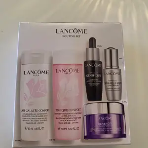 Säljer ett Lancôme Routine Set med fem produkter: Lait Galatée Confort, Tonique Confort, Advanced Génifique, Advanced Génifique Yeux och Rénergie Multi-Lift. Perfekt för en komplett hudvårdsrutin med rengöring, toner, serum och ögonkräm. Produkterna är i olika storlekar och kommer i en snygg förpackning. ALDRIG ANVÄNDA, OÖPNADE