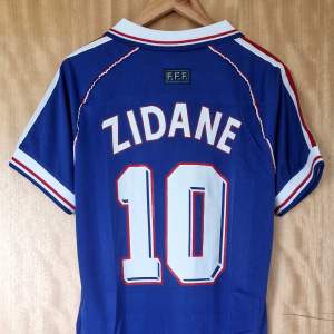 Zinedine Zidane Frankrike repIika fotbollströja VM final 1998. Helt ny med tag. Storlek: Large