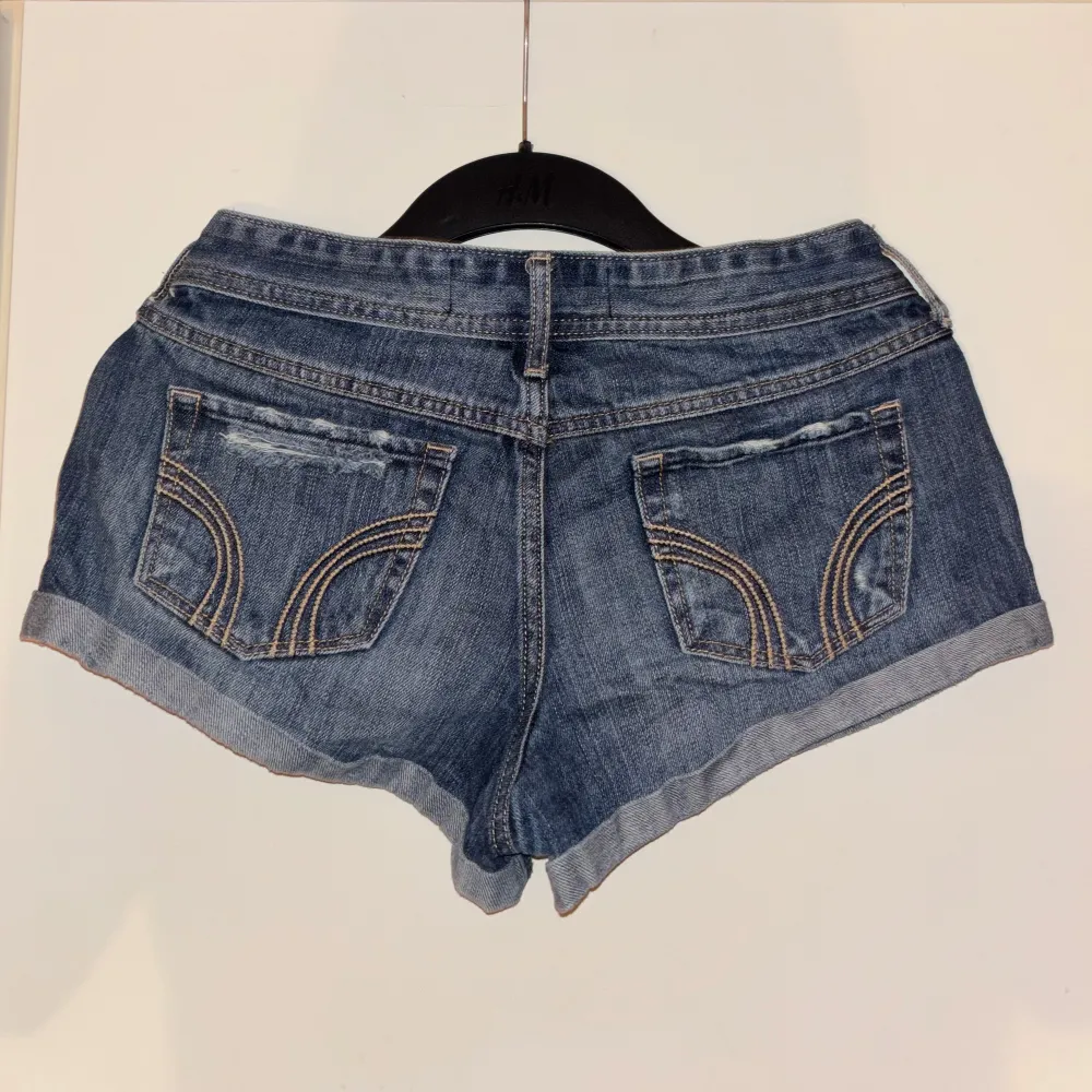 Lågmidjade jeansshorts vintage hollister som sitter SÅ snygga på!!😋😋. Shorts.